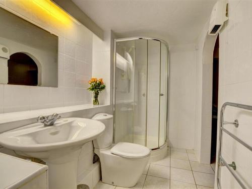 クロイドにあるApartment Flat 8 Clifton Court by Interhomeのバスルーム(洗面台、トイレ、シャワー付)