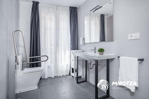 Vonios kambarys apgyvendinimo įstaigoje MIROTZA ROOMS AND APARTMENTS