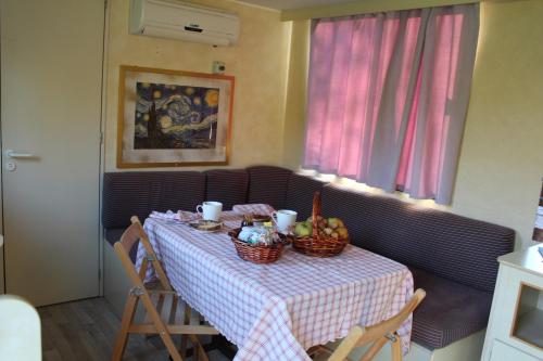 una mesa con dos cestas de fruta. en Lago Secco Bed & Breakfast Country House en Accumoli