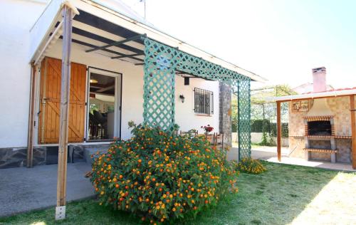 エンプリアブラバにあるApart-rent Casa Carlit 0032の花の茂みのある庭付きの家