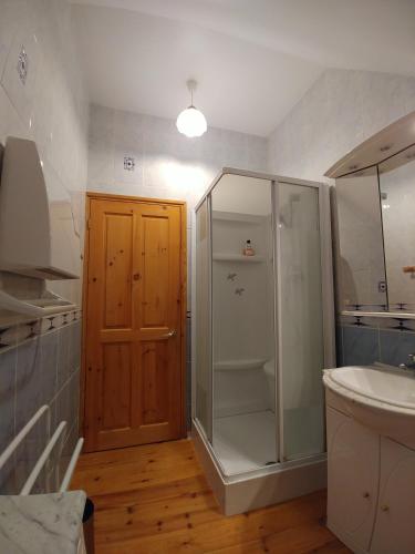 une salle de bain avec une douche en verre et un lavabo dans l'établissement Le Clos des Marais de Fontenay, à Fontenay-le-Vicomte