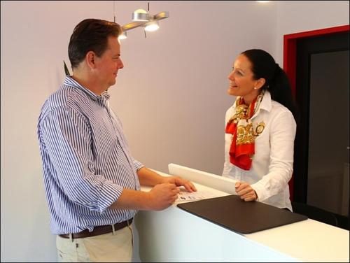 a man and a woman standing at a counter at Campushotel in Hagen