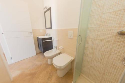 a small bathroom with a toilet and a shower at Tenuta Ciullo in Marina di Pescoluse