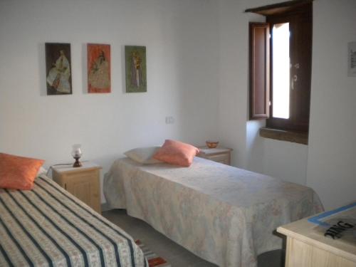 1 dormitorio con 2 camas y ventana en B&B Casa Letizia, en Montemitro