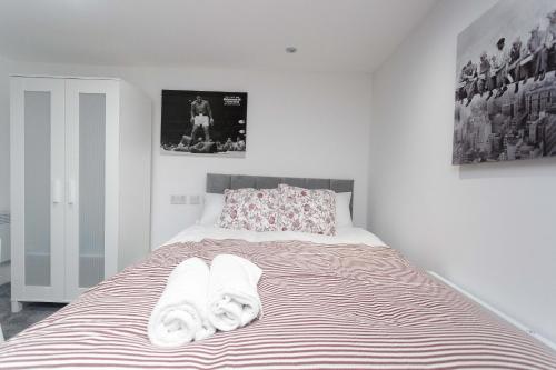 1 dormitorio con 1 cama con 2 toallas en Leeds House, en Leeds