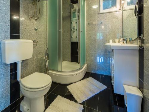Koupelna v ubytování Apartmani Luja