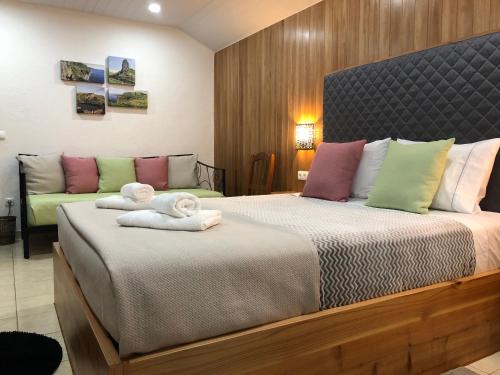 Lajes das FloresにあるCasa dos Morrosのベッドルーム1室(大型ベッド1台、タオル付)