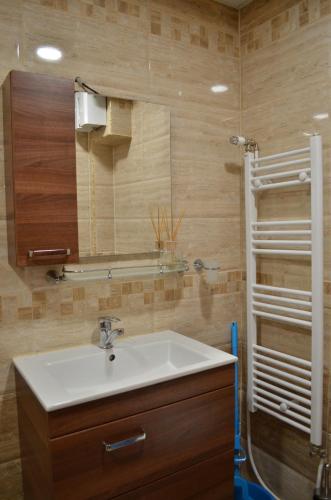 A bathroom at Luxury Apartment near Varna, located in Targovishte