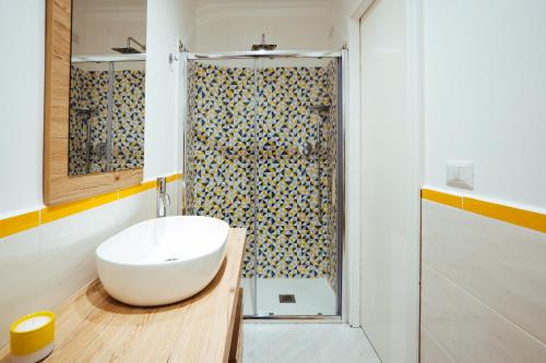y baño con lavabo blanco y ducha. en Suite Lia - Private Room with garden and tub close to Villa Eva e Cimbrone, Ravello, en Ravello