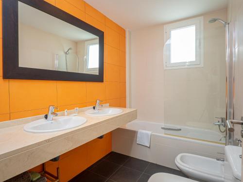 y baño con 2 lavabos, espejo y bañera. en 2060-Newly furnished 2 bedrooms apt with golf, en Estepona