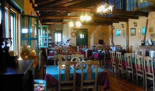 a restaurant with tables and chairs in a room at Hostería Casa Flor in Murias de Rechivaldo