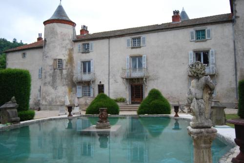 una finca con una fuente frente a un edificio en Château de Chantelauze, en Olliergues