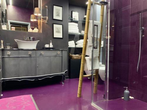 Fioletowa łazienka z umywalką i prysznicem w obiekcie Dimora dell'Antico Convento w Albie