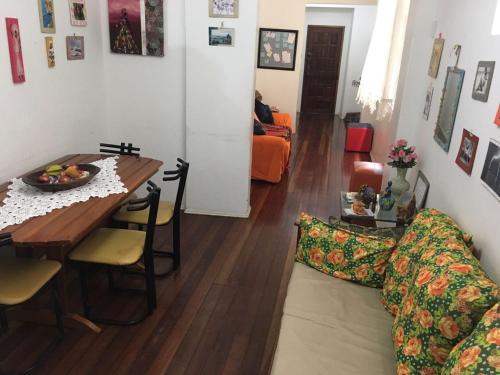 uma sala de estar com uma mesa e um sofá em BARRA - 3 Quartos / 3 Banheiros - Amplo, Aconchegante e Artesanal em Salvador