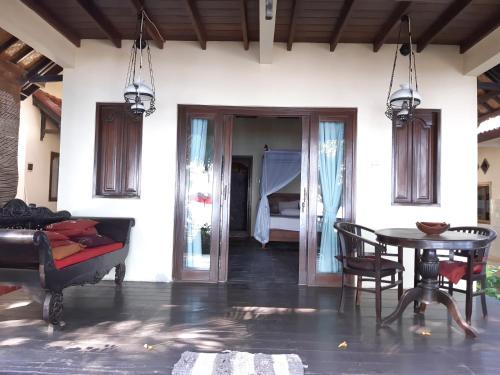 un soggiorno con tavolo e letto di Bali Villa coral ad Amed