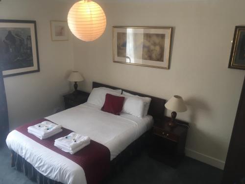 Katil atau katil-katil dalam bilik di The White Hart Hotel