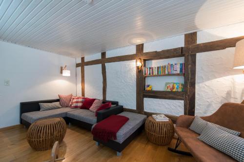 een woonkamer met een bank en een boekenplank bij Ferienhof Donner an der Wenne in Eslohe