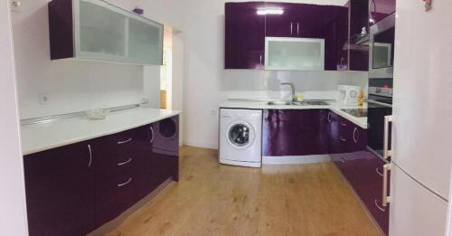 een keuken met een wasmachine en droger. bij PRECIOSA CASITA JUNTO AL MAR in Roquetas de Mar