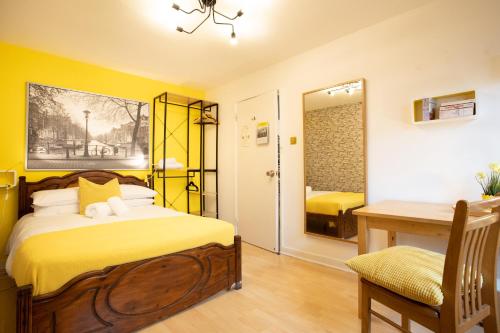 Ένα ή περισσότερα κρεβάτια σε δωμάτιο στο Tower Bridge Rainbow Suites