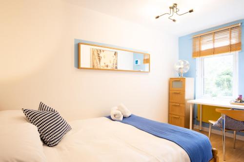 Un dormitorio con una cama con espejo y un escritorio. en Tower Bridge Rainbow Suites, en Londres