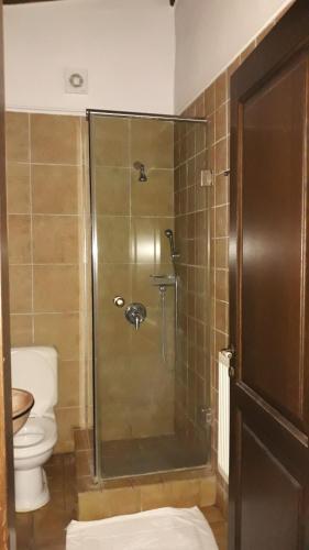 Koupelna v ubytování Oikoperiigitis Hotel