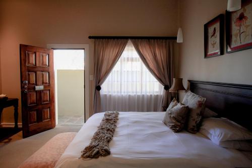 Llit o llits en una habitació de Komani Resorts