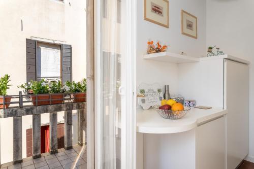 un balcón con una mesa con un bol de fruta en Venice Apartments San Samuele, en Venecia