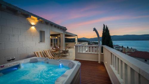een hottub op het balkon van een huis bij Secret Escape Penthouse in Slatine