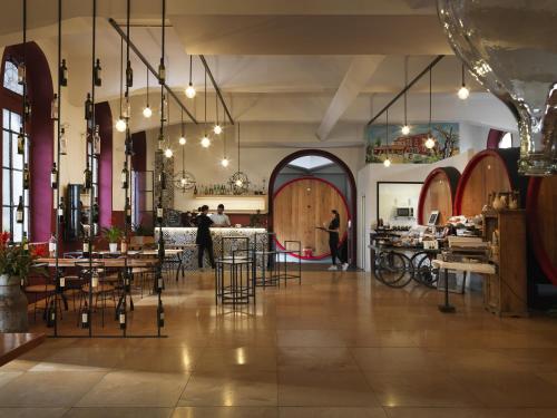 a restaurant with tables and chairs and a bar at Cangrande Hotel in Lazise