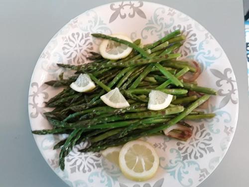 een bord asperges met citroenschijfjes erop bij 'La Ménagerie' in Châteauvieux