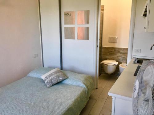 PitelliにあるGolfo dei Poetiのベッド1台とバスルームが備わる小さな客室です。