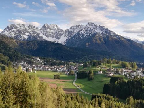 una ciudad en un valle con montañas en el fondo en Albergo Giannina, en Vigo di Cadore