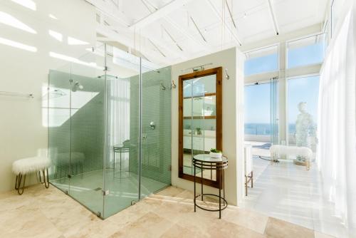 A bathroom at Leisure and Golf Retreat Villa Pinnacle Point