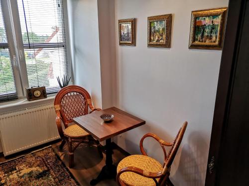 a small table and two chairs in a room at Villa Watamu in Trzęsacz