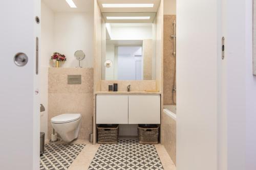 A bathroom at Trendy & Classic 2bedroom apartment