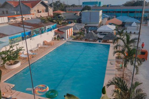 einen Blick über den Pool eines Hotels in der Unterkunft Adams View Hotel in Moalboal