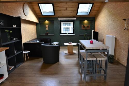 Pokój ze stołem i jadalnią w obiekcie Le Toit de Dinant - Esc'Appart w mieście Dinant