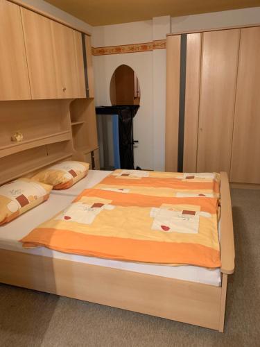 um quarto com uma cama grande num quarto em Ferienwohnung Anke Huhn em Nordhausen