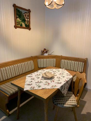 a table and two chairs with a table and a table at Ferienwohnung Anke Huhn in Nordhausen