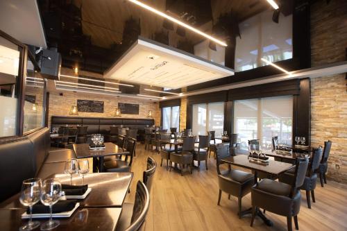a dining room with tables and chairs in a restaurant at Hotel V in Gatineau