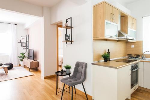 una cucina e un soggiorno con bancone e sedie di Delightful 1BD Apartment in Plaka by UPSTREET ad Atene
