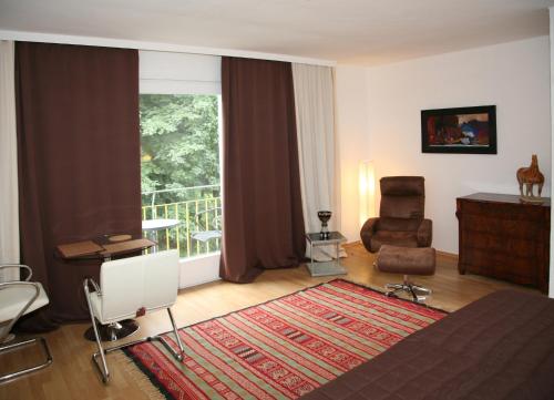 1 dormitorio con 1 cama, 1 silla y 1 ventana en Oase im Park, en Berlín