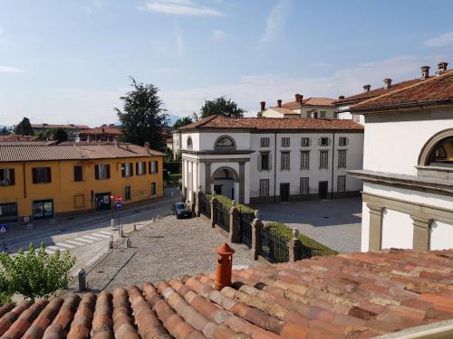 - une vue depuis le toit d'un bâtiment dans l'établissement CharmeRooms Villa Moroni, à Stezzano