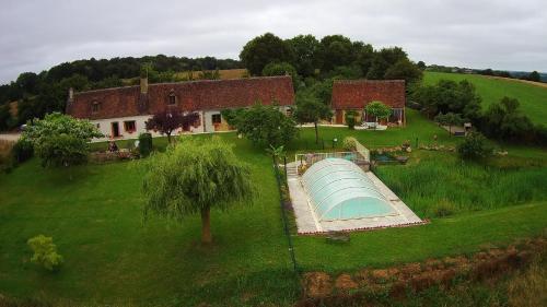 una vista aérea de una casa con un invernadero en un patio en GITE DU HOUSSAY, en Valennes