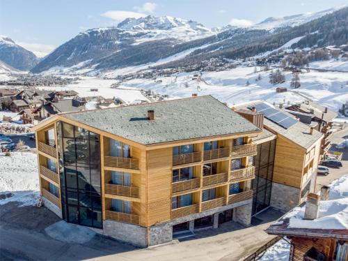 una vista aerea di un edificio nella neve di Montivas Lodge a Livigno