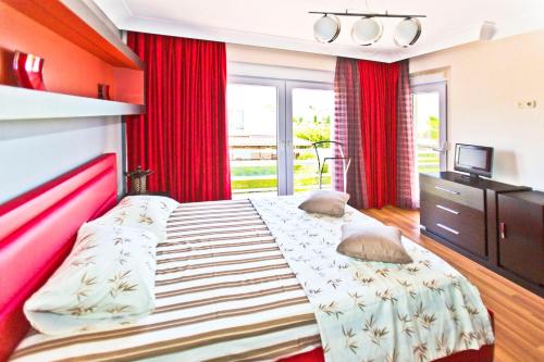 Ένα ή περισσότερα κρεβάτια σε δωμάτιο στο Paradise Town Villa Premium