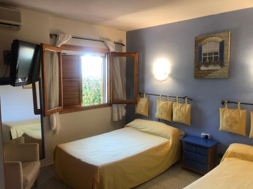 een slaapkamer met 2 bedden en een raam bij Torre Almadrava in Denia