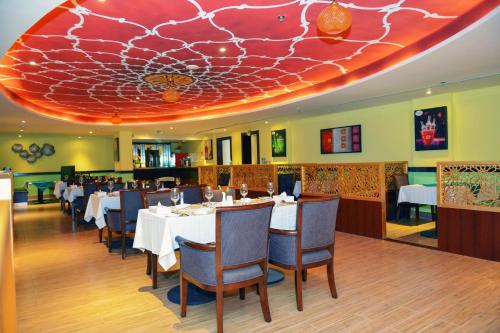 En restaurang eller annat matställe på Meshal Hotel