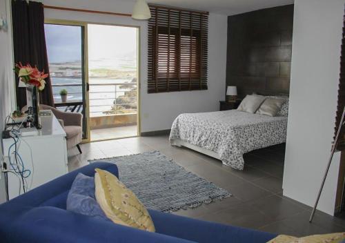 Schlafzimmer mit einem Bett und Meerblick in der Unterkunft Galdar GC Vistas al Mar in Gáldar