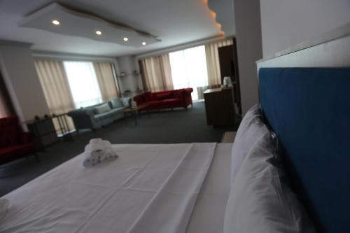 Una cama o camas en una habitación de TEVETOGLU HOTEL